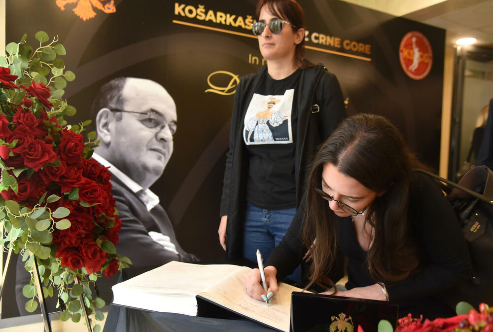 <p>U Podgorici održana komemoracija legendarnom treneru na kojoj su govorili predsjednik KSCG Dragan Bokan, Vujoševićeva sestra od ujaka Jelena Pavićević, selektor našeg nacionaalnog tima Zvezdan Mitrović i gradonačelnik Podgorice Saša Mujović</p>  <p>"Bio je Podgoričanin i Crnogorac po rođenju, Beograđanin po odrastanju, a po izboru i duhu građanin svijeta", naglasio je Bokan</p>