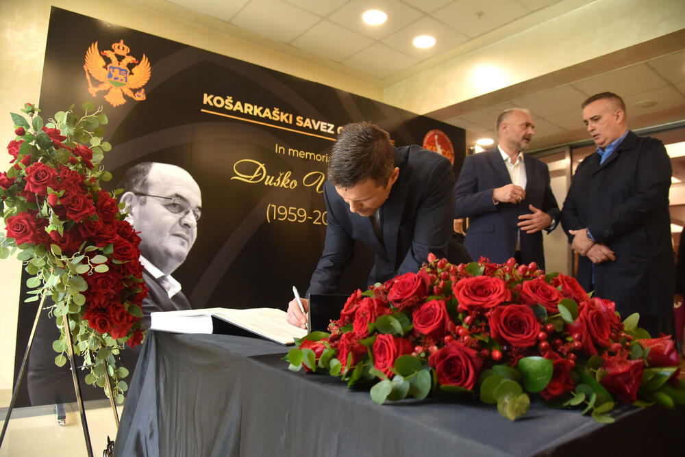 <p>U Podgorici održana komemoracija legendarnom treneru na kojoj su govorili predsjednik KSCG Dragan Bokan, Vujoševićeva sestra od ujaka Jelena Pavićević, selektor našeg nacionaalnog tima Zvezdan Mitrović i gradonačelnik Podgorice Saša Mujović</p>  <p>"Bio je Podgoričanin i Crnogorac po rođenju, Beograđanin po odrastanju, a po izboru i duhu građanin svijeta", naglasio je Bokan</p>