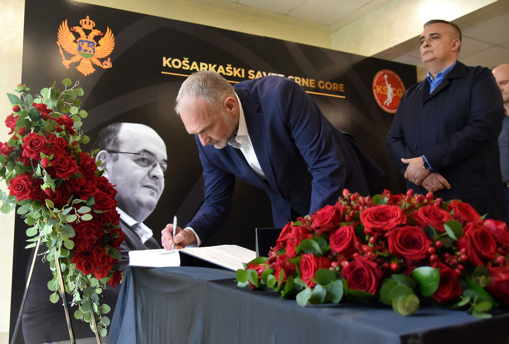 <p>U Podgorici održana komemoracija legendarnom treneru na kojoj su govorili predsjednik KSCG Dragan Bokan, Vujoševićeva sestra od ujaka Jelena Pavićević, selektor našeg nacionaalnog tima Zvezdan Mitrović i gradonačelnik Podgorice Saša Mujović</p>  <p>"Bio je Podgoričanin i Crnogorac po rođenju, Beograđanin po odrastanju, a po izboru i duhu građanin svijeta", naglasio je Bokan</p>