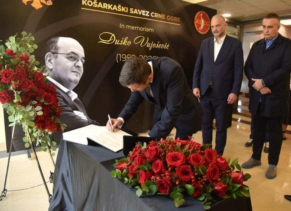 <p>U Podgorici održana komemoracija legendarnom treneru na kojoj su govorili predsjednik KSCG Dragan Bokan, Vujoševićeva sestra od ujaka Jelena Pavićević, selektor našeg nacionaalnog tima Zvezdan Mitrović i gradonačelnik Podgorice Saša Mujović</p>  <p>"Bio je Podgoričanin i Crnogorac po rođenju, Beograđanin po odrastanju, a po izboru i duhu građanin svijeta", naglasio je Bokan</p>