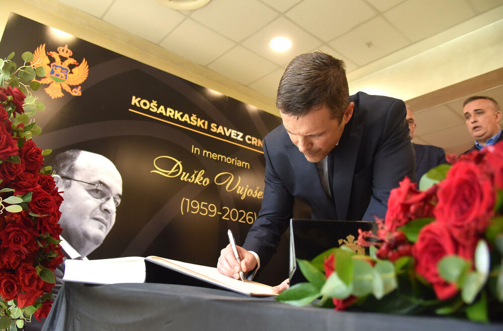 <p>U Podgorici održana komemoracija legendarnom treneru na kojoj su govorili predsjednik KSCG Dragan Bokan, Vujoševićeva sestra od ujaka Jelena Pavićević, selektor našeg nacionaalnog tima Zvezdan Mitrović i gradonačelnik Podgorice Saša Mujović</p>  <p>"Bio je Podgoričanin i Crnogorac po rođenju, Beograđanin po odrastanju, a po izboru i duhu građanin svijeta", naglasio je Bokan</p>