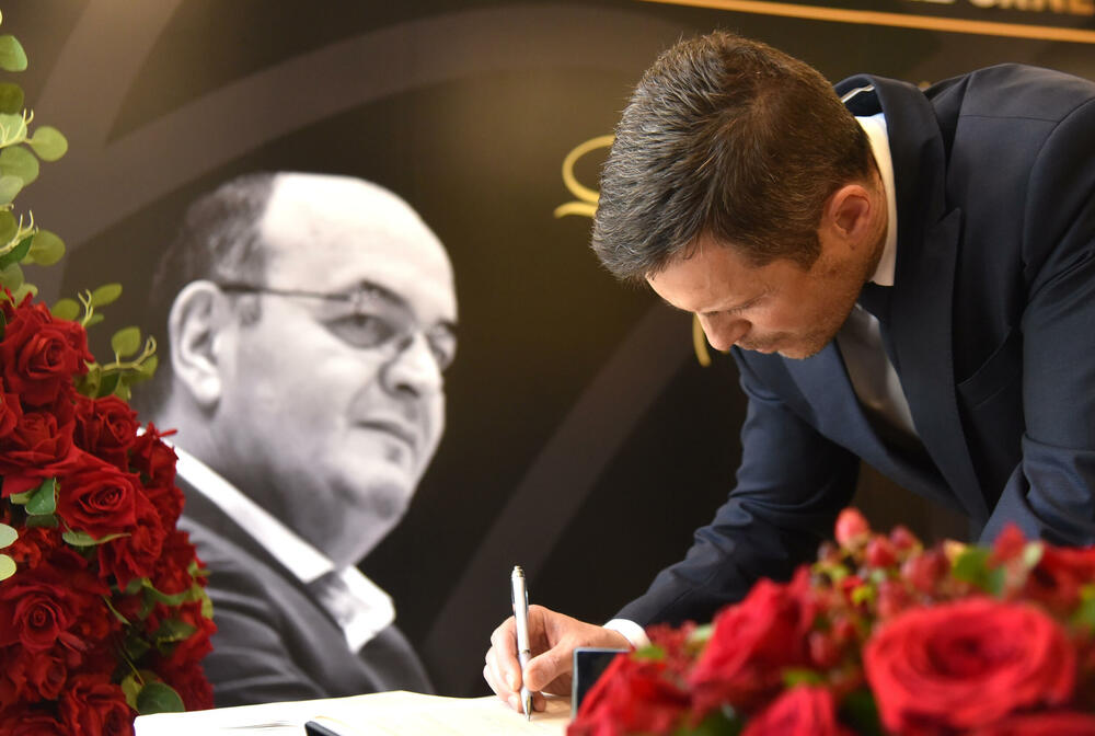 <p>U Podgorici održana komemoracija legendarnom treneru na kojoj su govorili predsjednik KSCG Dragan Bokan, Vujoševićeva sestra od ujaka Jelena Pavićević, selektor našeg nacionaalnog tima Zvezdan Mitrović i gradonačelnik Podgorice Saša Mujović</p>  <p>"Bio je Podgoričanin i Crnogorac po rođenju, Beograđanin po odrastanju, a po izboru i duhu građanin svijeta", naglasio je Bokan</p>