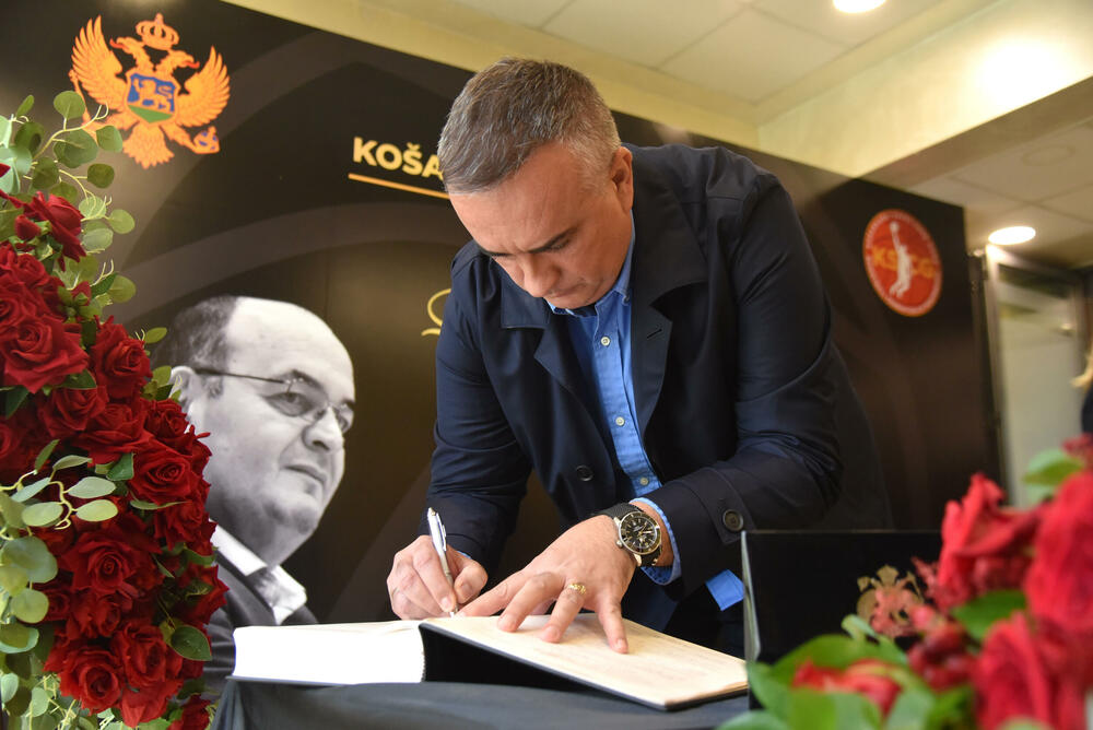 <p>U Podgorici održana komemoracija legendarnom treneru na kojoj su govorili predsjednik KSCG Dragan Bokan, Vujoševićeva sestra od ujaka Jelena Pavićević, selektor našeg nacionaalnog tima Zvezdan Mitrović i gradonačelnik Podgorice Saša Mujović</p>  <p>"Bio je Podgoričanin i Crnogorac po rođenju, Beograđanin po odrastanju, a po izboru i duhu građanin svijeta", naglasio je Bokan</p>