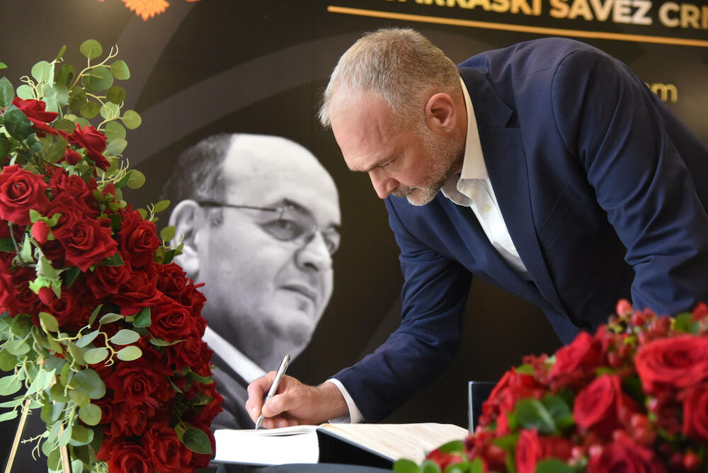 <p>U Podgorici održana komemoracija legendarnom treneru na kojoj su govorili predsjednik KSCG Dragan Bokan, Vujoševićeva sestra od ujaka Jelena Pavićević, selektor našeg nacionaalnog tima Zvezdan Mitrović i gradonačelnik Podgorice Saša Mujović</p>  <p>"Bio je Podgoričanin i Crnogorac po rođenju, Beograđanin po odrastanju, a po izboru i duhu građanin svijeta", naglasio je Bokan</p>