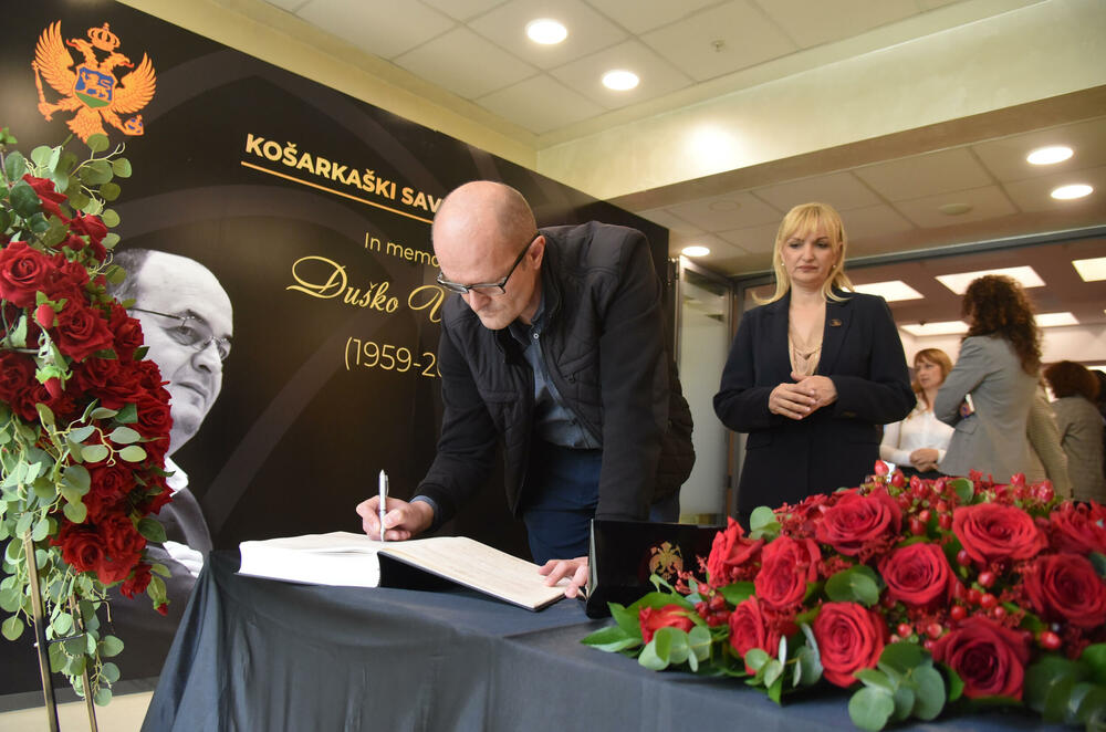 <p>U Podgorici održana komemoracija legendarnom treneru na kojoj su govorili predsjednik KSCG Dragan Bokan, Vujoševićeva sestra od ujaka Jelena Pavićević, selektor našeg nacionaalnog tima Zvezdan Mitrović i gradonačelnik Podgorice Saša Mujović</p>  <p>"Bio je Podgoričanin i Crnogorac po rođenju, Beograđanin po odrastanju, a po izboru i duhu građanin svijeta", naglasio je Bokan</p>