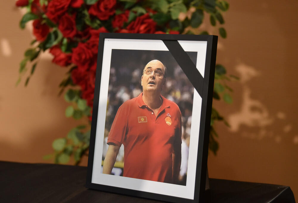 <p>U Podgorici održana komemoracija legendarnom treneru na kojoj su govorili predsjednik KSCG Dragan Bokan, Vujoševićeva sestra od ujaka Jelena Pavićević, selektor našeg nacionaalnog tima Zvezdan Mitrović i gradonačelnik Podgorice Saša Mujović</p>  <p>"Bio je Podgoričanin i Crnogorac po rođenju, Beograđanin po odrastanju, a po izboru i duhu građanin svijeta", naglasio je Bokan</p>