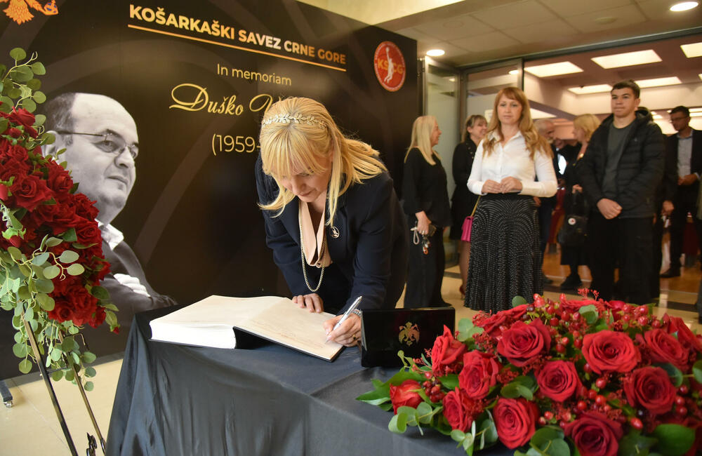 <p>U Podgorici održana komemoracija legendarnom treneru na kojoj su govorili predsjednik KSCG Dragan Bokan, Vujoševićeva sestra od ujaka Jelena Pavićević, selektor našeg nacionaalnog tima Zvezdan Mitrović i gradonačelnik Podgorice Saša Mujović</p>  <p>"Bio je Podgoričanin i Crnogorac po rođenju, Beograđanin po odrastanju, a po izboru i duhu građanin svijeta", naglasio je Bokan</p>