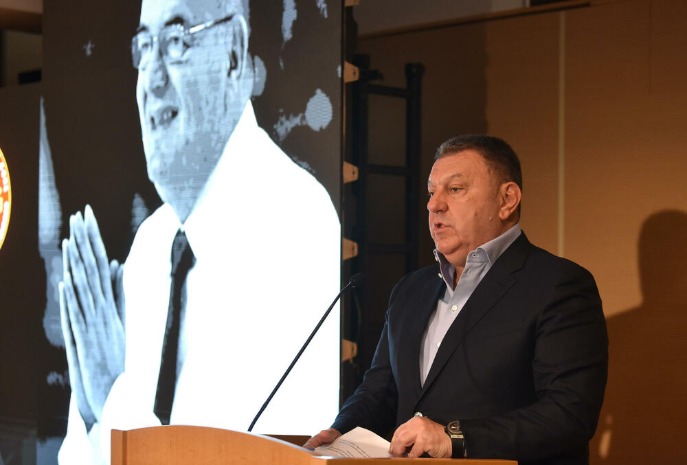 <p>U Podgorici održana komemoracija legendarnom treneru na kojoj su govorili predsjednik KSCG Dragan Bokan, Vujoševićeva sestra od ujaka Jelena Pavićević, selektor našeg nacionaalnog tima Zvezdan Mitrović i gradonačelnik Podgorice Saša Mujović</p>  <p>"Bio je Podgoričanin i Crnogorac po rođenju, Beograđanin po odrastanju, a po izboru i duhu građanin svijeta", naglasio je Bokan</p>