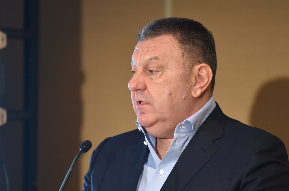 <p>U Podgorici održana komemoracija legendarnom treneru na kojoj su govorili predsjednik KSCG Dragan Bokan, Vujoševićeva sestra od ujaka Jelena Pavićević, selektor našeg nacionaalnog tima Zvezdan Mitrović i gradonačelnik Podgorice Saša Mujović</p>  <p>"Bio je Podgoričanin i Crnogorac po rođenju, Beograđanin po odrastanju, a po izboru i duhu građanin svijeta", naglasio je Bokan</p>