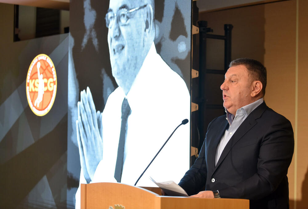 <p>U Podgorici održana komemoracija legendarnom treneru na kojoj su govorili predsjednik KSCG Dragan Bokan, Vujoševićeva sestra od ujaka Jelena Pavićević, selektor našeg nacionaalnog tima Zvezdan Mitrović i gradonačelnik Podgorice Saša Mujović</p>  <p>"Bio je Podgoričanin i Crnogorac po rođenju, Beograđanin po odrastanju, a po izboru i duhu građanin svijeta", naglasio je Bokan</p>