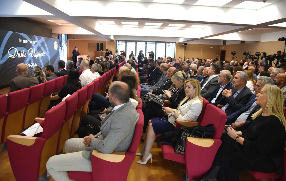 <p>U Podgorici održana komemoracija legendarnom treneru na kojoj su govorili predsjednik KSCG Dragan Bokan, Vujoševićeva sestra od ujaka Jelena Pavićević, selektor našeg nacionaalnog tima Zvezdan Mitrović i gradonačelnik Podgorice Saša Mujović</p>  <p>"Bio je Podgoričanin i Crnogorac po rođenju, Beograđanin po odrastanju, a po izboru i duhu građanin svijeta", naglasio je Bokan</p>