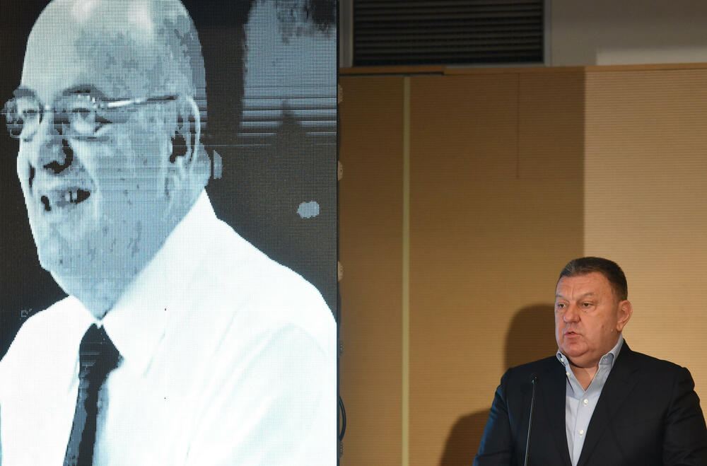 <p>U Podgorici održana komemoracija legendarnom treneru na kojoj su govorili predsjednik KSCG Dragan Bokan, Vujoševićeva sestra od ujaka Jelena Pavićević, selektor našeg nacionaalnog tima Zvezdan Mitrović i gradonačelnik Podgorice Saša Mujović</p>  <p>"Bio je Podgoričanin i Crnogorac po rođenju, Beograđanin po odrastanju, a po izboru i duhu građanin svijeta", naglasio je Bokan</p>