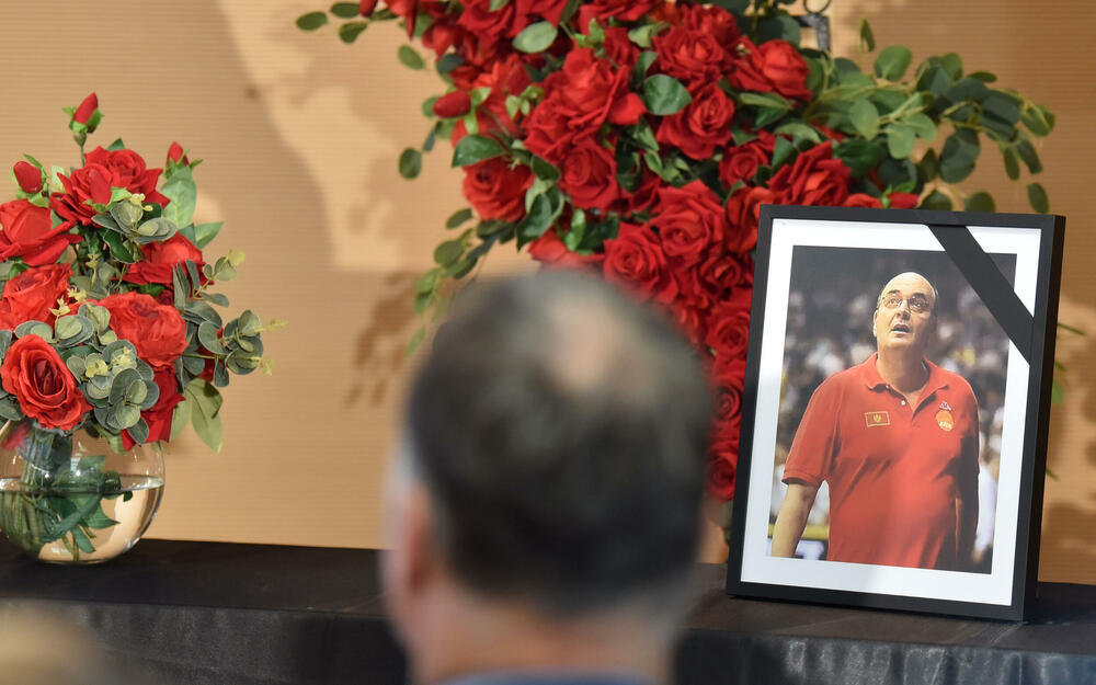 <p>U Podgorici održana komemoracija legendarnom treneru na kojoj su govorili predsjednik KSCG Dragan Bokan, Vujoševićeva sestra od ujaka Jelena Pavićević, selektor našeg nacionaalnog tima Zvezdan Mitrović i gradonačelnik Podgorice Saša Mujović</p>  <p>"Bio je Podgoričanin i Crnogorac po rođenju, Beograđanin po odrastanju, a po izboru i duhu građanin svijeta", naglasio je Bokan</p>