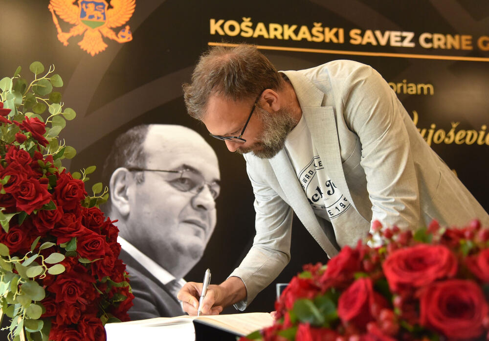 <p>U Podgorici održana komemoracija legendarnom treneru na kojoj su govorili predsjednik KSCG Dragan Bokan, Vujoševićeva sestra od ujaka Jelena Pavićević, selektor našeg nacionaalnog tima Zvezdan Mitrović i gradonačelnik Podgorice Saša Mujović</p>  <p>"Bio je Podgoričanin i Crnogorac po rođenju, Beograđanin po odrastanju, a po izboru i duhu građanin svijeta", naglasio je Bokan</p>