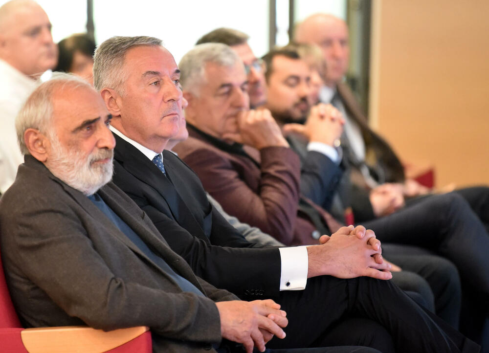 <p>U Podgorici održana komemoracija legendarnom treneru na kojoj su govorili predsjednik KSCG Dragan Bokan, Vujoševićeva sestra od ujaka Jelena Pavićević, selektor našeg nacionaalnog tima Zvezdan Mitrović i gradonačelnik Podgorice Saša Mujović</p>  <p>"Bio je Podgoričanin i Crnogorac po rođenju, Beograđanin po odrastanju, a po izboru i duhu građanin svijeta", naglasio je Bokan</p>