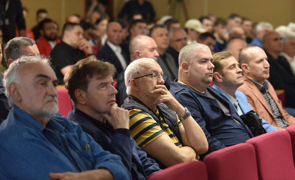 <p>U Podgorici održana komemoracija legendarnom treneru na kojoj su govorili predsjednik KSCG Dragan Bokan, Vujoševićeva sestra od ujaka Jelena Pavićević, selektor našeg nacionaalnog tima Zvezdan Mitrović i gradonačelnik Podgorice Saša Mujović</p>  <p>"Bio je Podgoričanin i Crnogorac po rođenju, Beograđanin po odrastanju, a po izboru i duhu građanin svijeta", naglasio je Bokan</p>