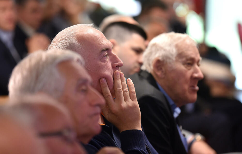 <p>U Podgorici održana komemoracija legendarnom treneru na kojoj su govorili predsjednik KSCG Dragan Bokan, Vujoševićeva sestra od ujaka Jelena Pavićević, selektor našeg nacionaalnog tima Zvezdan Mitrović i gradonačelnik Podgorice Saša Mujović</p>  <p>"Bio je Podgoričanin i Crnogorac po rođenju, Beograđanin po odrastanju, a po izboru i duhu građanin svijeta", naglasio je Bokan</p>