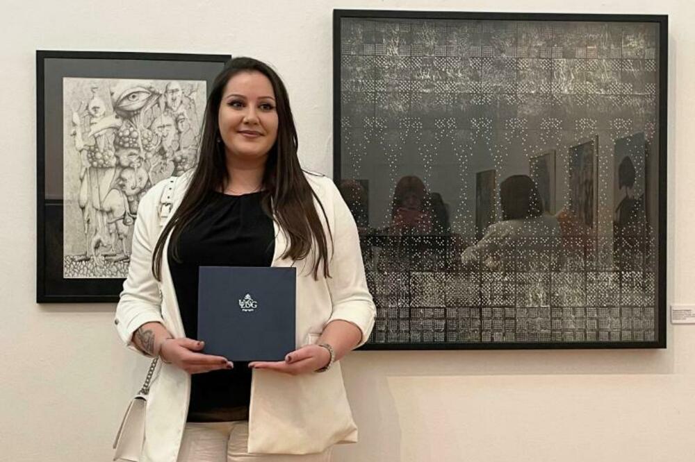 Ognjenović pored svog nagrađenog rada, Foto: Privatna arhiva