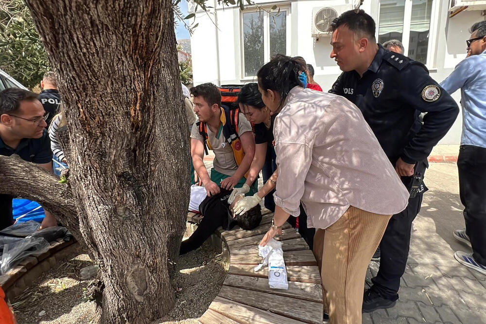 Povrijeđeni učenik prima medicinsku pomoć u dvorištu škole, Foto: REUTERS