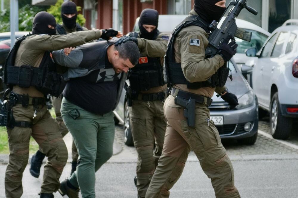 Privođenje jednog od osumnjičenih, Foto: Risto Božović