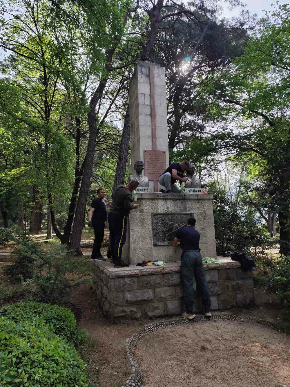 Dio posade jedrenjaka "Jadran" uredio spomenik narodnim herojima...