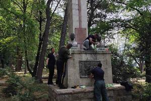 Dio posade jedrenjaka "Jadran" uredio spomenik narodnim herojima...