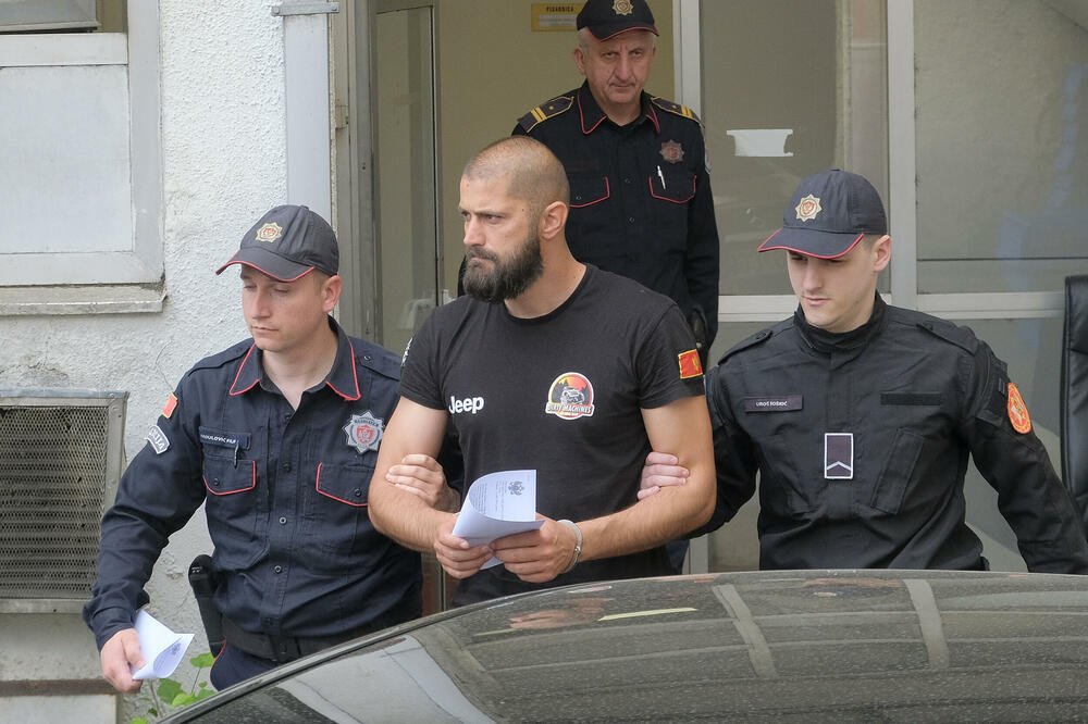 Sa privođenja jednog od osumnjičenih, Foto: Risto Božović