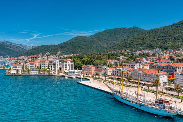 Fast dreitausend Touristen machen Urlaub in Tivat.