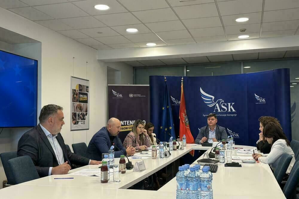 I kontrolori izbjegavaju kontrolu: Ćupić i Tomović kupili stan,...