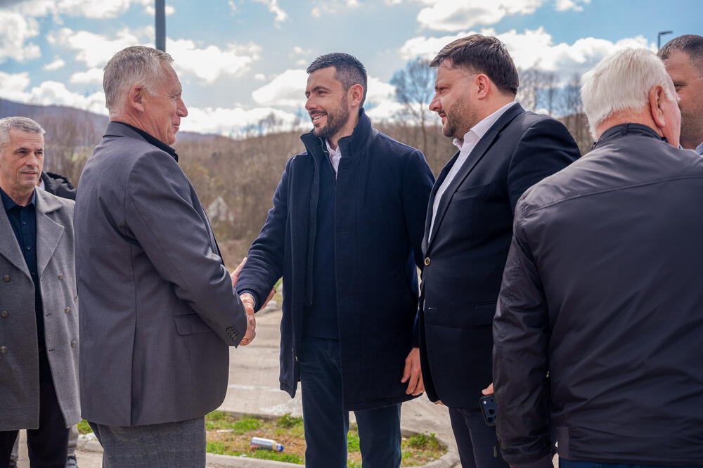 Živković sa predsjednikom Opštine Bijelo Polje Petrom Smolovićem u razgovoru sa građanima, Foto: DPS
