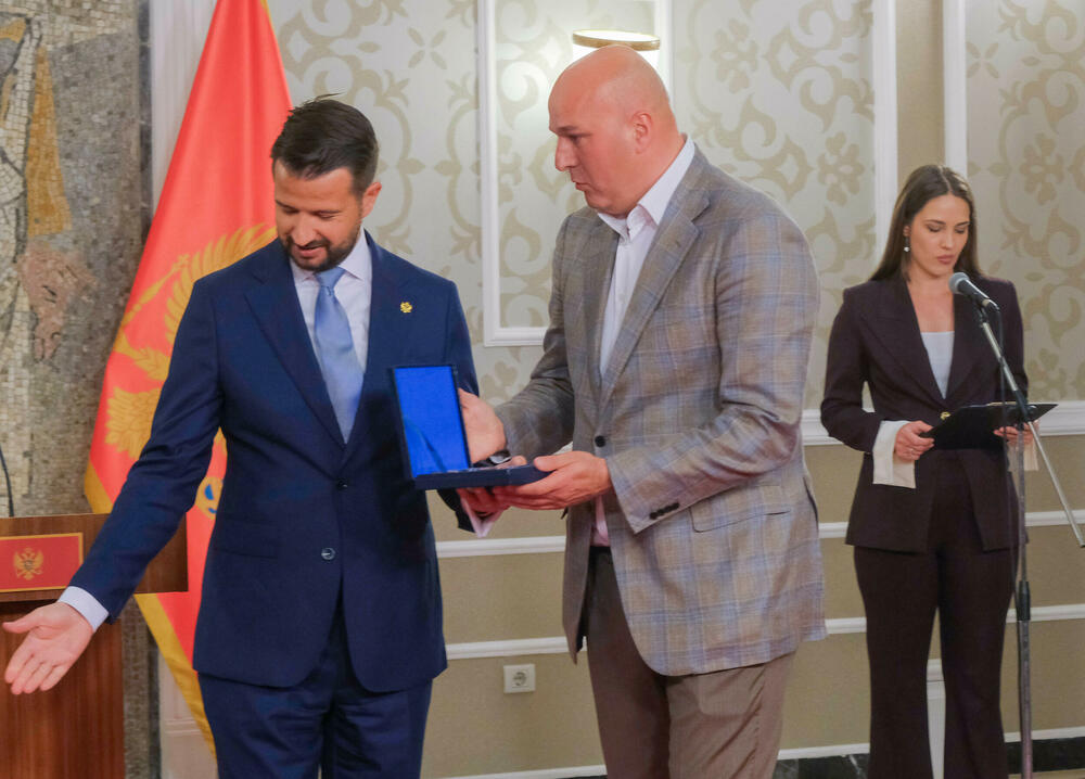 <p>U Vili Gorica su, povodom obilježavanja Dana Komore, svečano dodijeljene godišnje nagrade te PKCG &ndash; najznačajnija privredna priznanja u državi</p>  <p>Nagrade je uručio predsjednik Crne Gore, Jakov Milatović, u prisustvu predstavnika Vlade, institucija, diplomatskog kora i privrede</p>