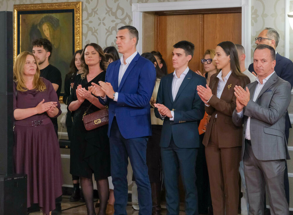 <p>U Vili Gorica su, povodom obilježavanja Dana Komore, svečano dodijeljene godišnje nagrade te PKCG &ndash; najznačajnija privredna priznanja u državi</p>  <p>Nagrade je uručio predsjednik Crne Gore, Jakov Milatović, u prisustvu predstavnika Vlade, institucija, diplomatskog kora i privrede</p>