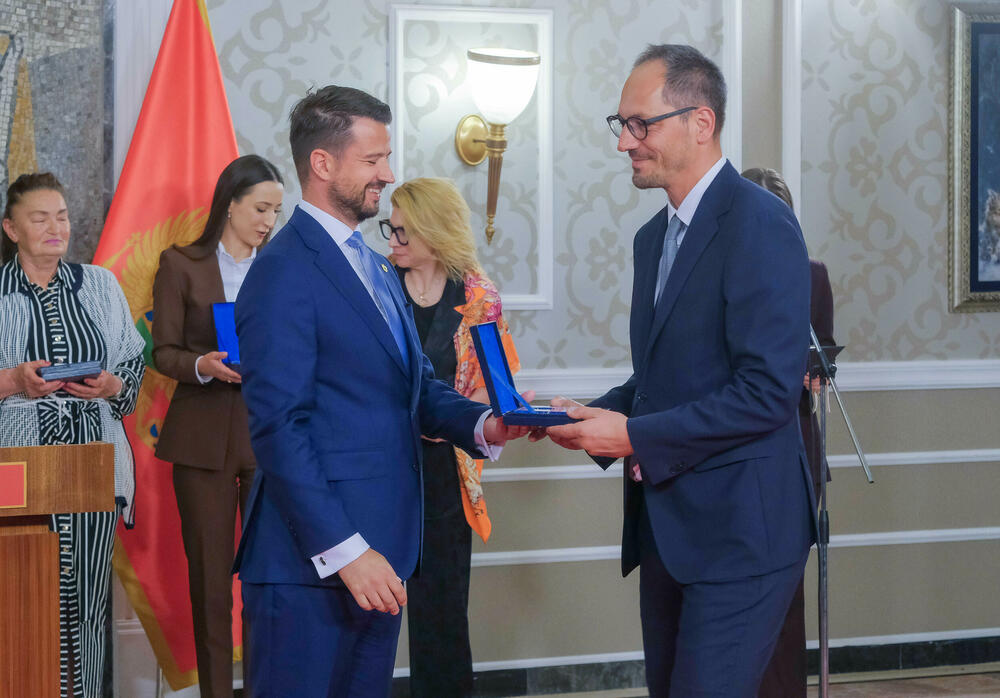 <p>U Vili Gorica su, povodom obilježavanja Dana Komore, svečano dodijeljene godišnje nagrade te PKCG &ndash; najznačajnija privredna priznanja u državi</p>  <p>Nagrade je uručio predsjednik Crne Gore, Jakov Milatović, u prisustvu predstavnika Vlade, institucija, diplomatskog kora i privrede</p>