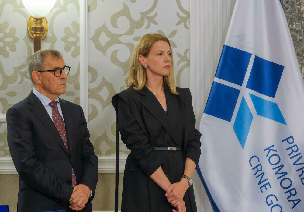 <p>U Vili Gorica su, povodom obilježavanja Dana Komore, svečano dodijeljene godišnje nagrade te PKCG &ndash; najznačajnija privredna priznanja u državi</p>  <p>Nagrade je uručio predsjednik Crne Gore, Jakov Milatović, u prisustvu predstavnika Vlade, institucija, diplomatskog kora i privrede</p>