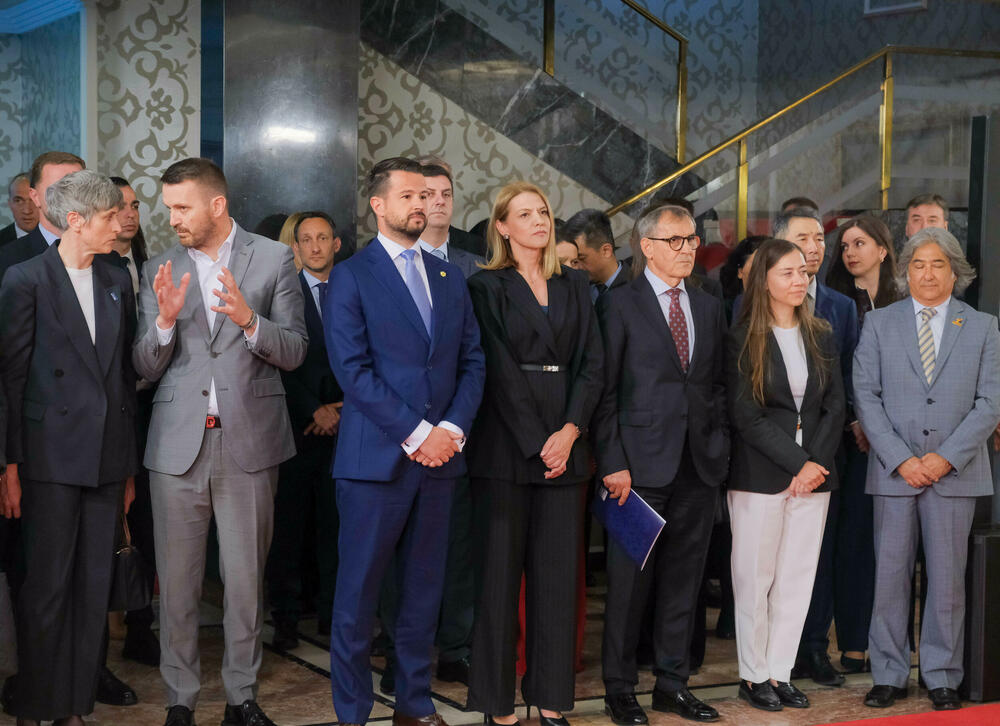 <p>U Vili Gorica su, povodom obilježavanja Dana Komore, svečano dodijeljene godišnje nagrade te PKCG &ndash; najznačajnija privredna priznanja u državi</p>  <p>Nagrade je uručio predsjednik Crne Gore, Jakov Milatović, u prisustvu predstavnika Vlade, institucija, diplomatskog kora i privrede</p>