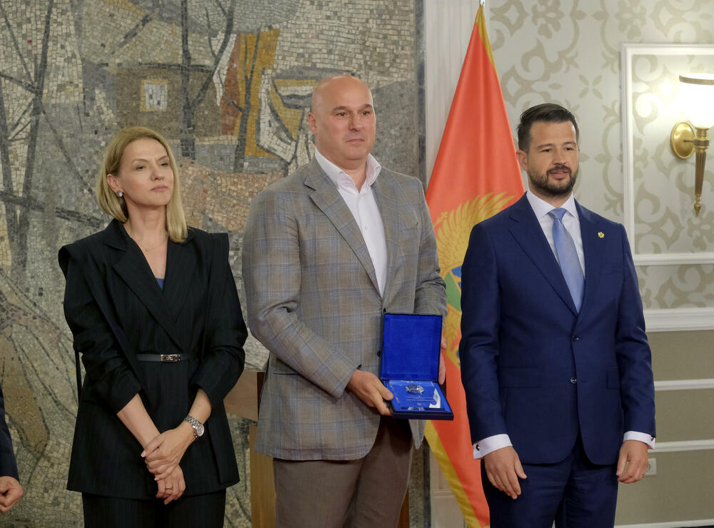 <p>U Vili Gorica su, povodom obilježavanja Dana Komore, svečano dodijeljene godišnje nagrade te PKCG &ndash; najznačajnija privredna priznanja u državi</p>  <p>Nagrade je uručio predsjednik Crne Gore, Jakov Milatović, u prisustvu predstavnika Vlade, institucija, diplomatskog kora i privrede</p>