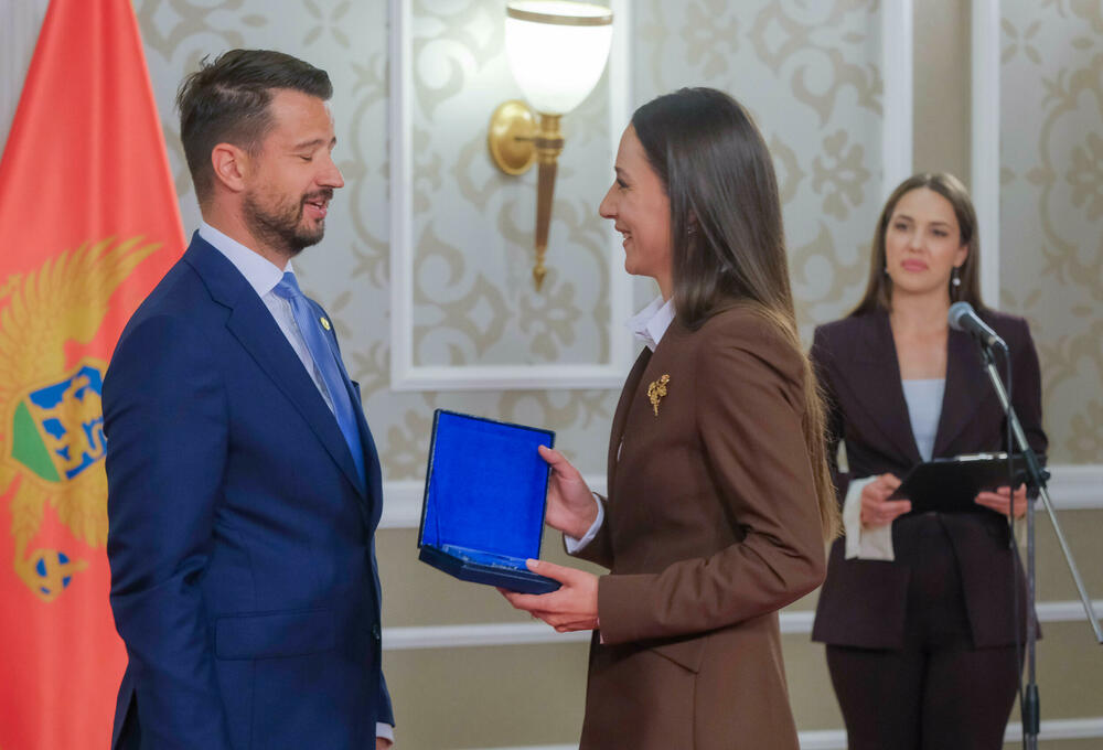 <p>U Vili Gorica su, povodom obilježavanja Dana Komore, svečano dodijeljene godišnje nagrade te PKCG &ndash; najznačajnija privredna priznanja u državi</p>  <p>Nagrade je uručio predsjednik Crne Gore, Jakov Milatović, u prisustvu predstavnika Vlade, institucija, diplomatskog kora i privrede</p>