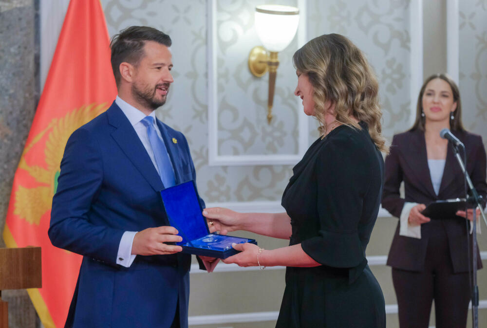 <p>U Vili Gorica su, povodom obilježavanja Dana Komore, svečano dodijeljene godišnje nagrade te PKCG &ndash; najznačajnija privredna priznanja u državi</p>  <p>Nagrade je uručio predsjednik Crne Gore, Jakov Milatović, u prisustvu predstavnika Vlade, institucija, diplomatskog kora i privrede</p>