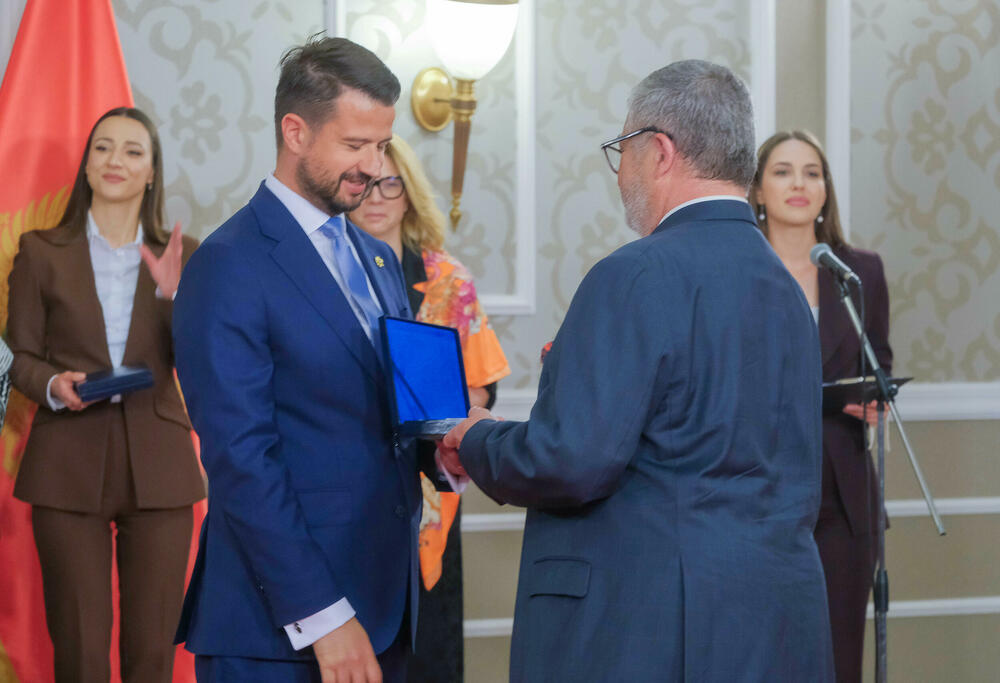 <p>U Vili Gorica su, povodom obilježavanja Dana Komore, svečano dodijeljene godišnje nagrade te PKCG &ndash; najznačajnija privredna priznanja u državi</p>  <p>Nagrade je uručio predsjednik Crne Gore, Jakov Milatović, u prisustvu predstavnika Vlade, institucija, diplomatskog kora i privrede</p>