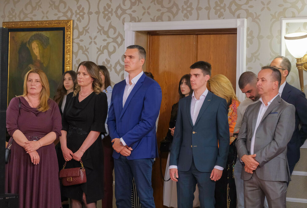 <p>U Vili Gorica su, povodom obilježavanja Dana Komore, svečano dodijeljene godišnje nagrade te PKCG &ndash; najznačajnija privredna priznanja u državi</p>  <p>Nagrade je uručio predsjednik Crne Gore, Jakov Milatović, u prisustvu predstavnika Vlade, institucija, diplomatskog kora i privrede</p>