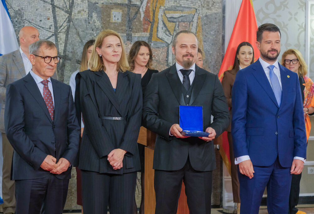 <p>U Vili Gorica su, povodom obilježavanja Dana Komore, svečano dodijeljene godišnje nagrade te PKCG &ndash; najznačajnija privredna priznanja u državi</p>  <p>Nagrade je uručio predsjednik Crne Gore, Jakov Milatović, u prisustvu predstavnika Vlade, institucija, diplomatskog kora i privrede</p>