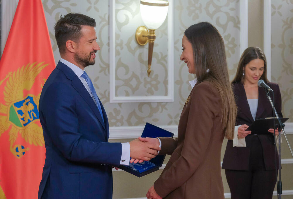 <p>U Vili Gorica su, povodom obilježavanja Dana Komore, svečano dodijeljene godišnje nagrade te PKCG &ndash; najznačajnija privredna priznanja u državi</p>  <p>Nagrade je uručio predsjednik Crne Gore, Jakov Milatović, u prisustvu predstavnika Vlade, institucija, diplomatskog kora i privrede</p>