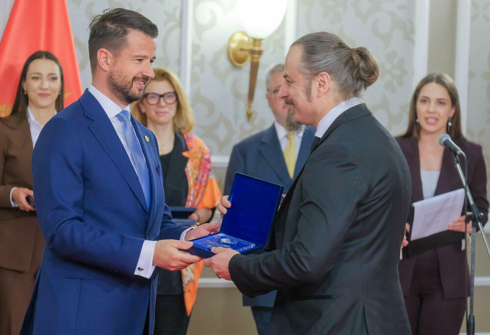 <p>U Vili Gorica su, povodom obilježavanja Dana Komore, svečano dodijeljene godišnje nagrade te PKCG &ndash; najznačajnija privredna priznanja u državi</p>  <p>Nagrade je uručio predsjednik Crne Gore, Jakov Milatović, u prisustvu predstavnika Vlade, institucija, diplomatskog kora i privrede</p>