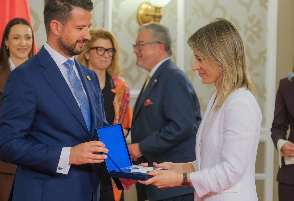 <p>U Vili Gorica su, povodom obilježavanja Dana Komore, svečano dodijeljene godišnje nagrade te PKCG &ndash; najznačajnija privredna priznanja u državi</p>  <p>Nagrade je uručio predsjednik Crne Gore, Jakov Milatović, u prisustvu predstavnika Vlade, institucija, diplomatskog kora i privrede</p>