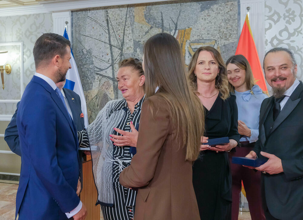 <p>U Vili Gorica su, povodom obilježavanja Dana Komore, svečano dodijeljene godišnje nagrade te PKCG &ndash; najznačajnija privredna priznanja u državi</p>  <p>Nagrade je uručio predsjednik Crne Gore, Jakov Milatović, u prisustvu predstavnika Vlade, institucija, diplomatskog kora i privrede</p>