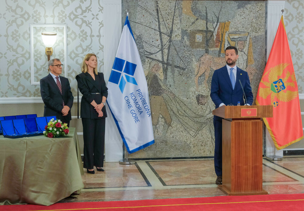 <p>U Vili Gorica su, povodom obilježavanja Dana Komore, svečano dodijeljene godišnje nagrade te PKCG &ndash; najznačajnija privredna priznanja u državi</p>  <p>Nagrade je uručio predsjednik Crne Gore, Jakov Milatović, u prisustvu predstavnika Vlade, institucija, diplomatskog kora i privrede</p>