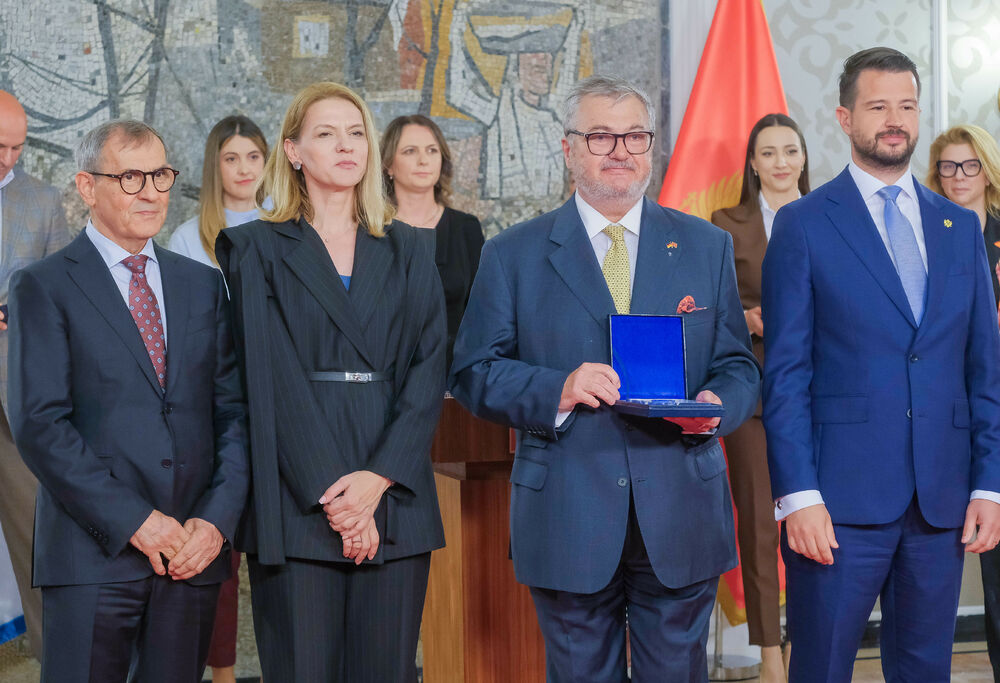 <p>U Vili Gorica su, povodom obilježavanja Dana Komore, svečano dodijeljene godišnje nagrade te PKCG &ndash; najznačajnija privredna priznanja u državi</p>  <p>Nagrade je uručio predsjednik Crne Gore, Jakov Milatović, u prisustvu predstavnika Vlade, institucija, diplomatskog kora i privrede</p>