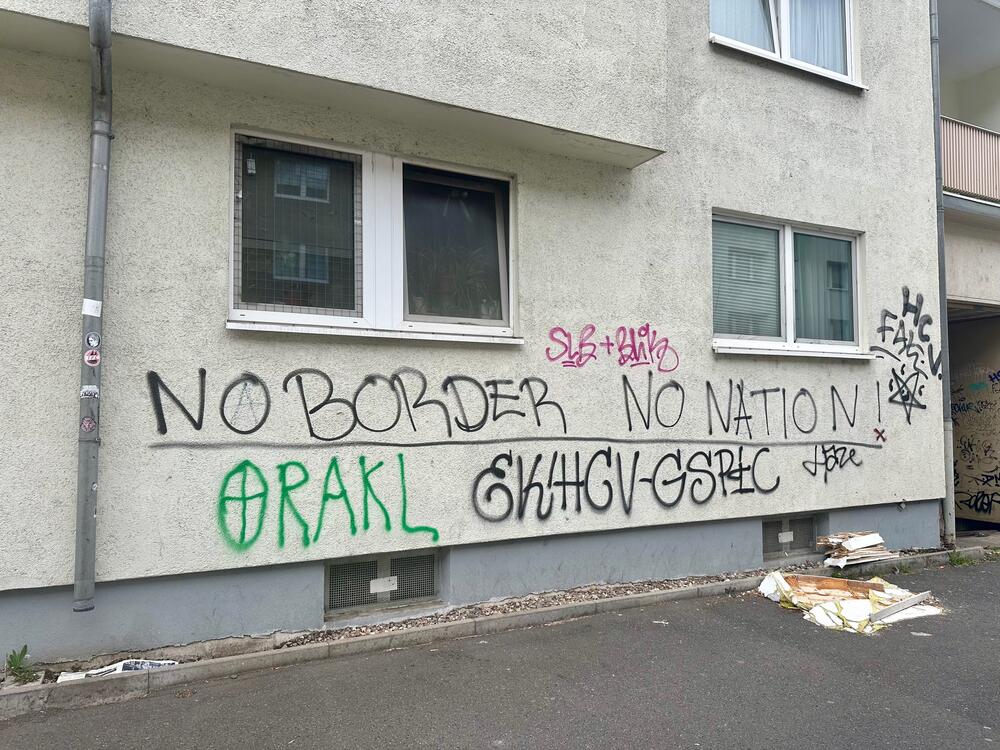 Grafit u Kelnu koji poziva na ukidanje granica i nacija
