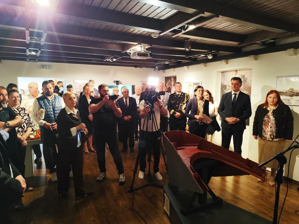 <p>Nizom manifestacija u Tivtu je obilježena 85. godišnjica poduhvata narodnih heroja Milana Spasića i Sergeja Mašere, koji su 17. aprila 1941. u vodama Tivatskog zaliva, žrtvujući svoje živote, digli u vazduuh razarač &ldquo;Zagreb&rdquo; i potonuli sa brodom</p>