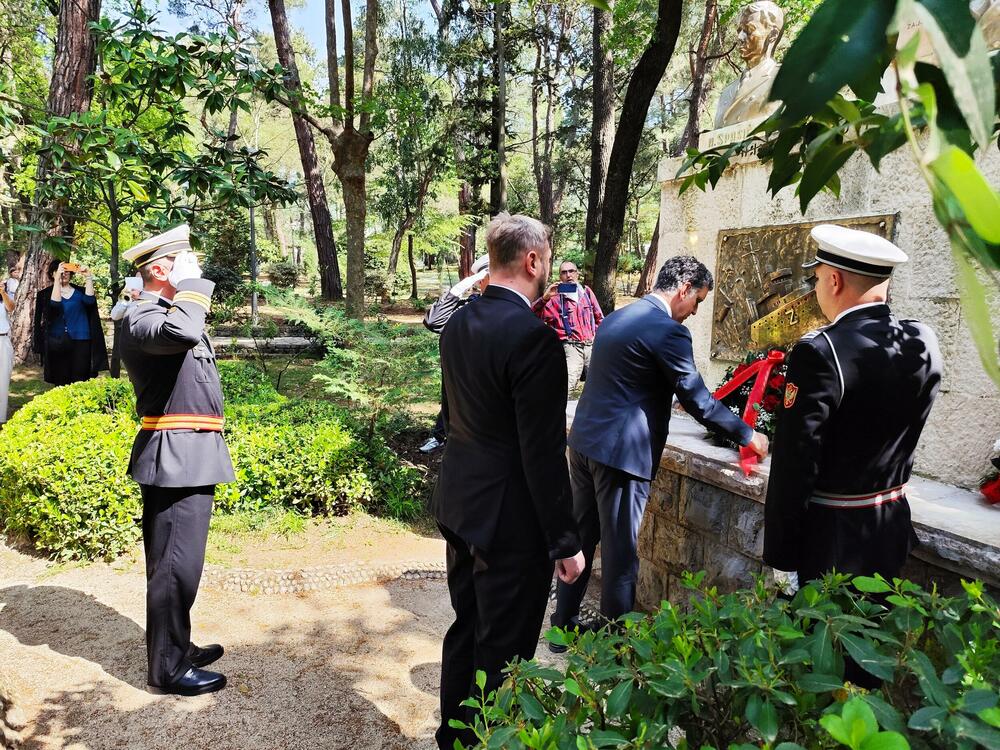 <p>Nizom manifestacija u Tivtu je obilježena 85. godišnjica poduhvata narodnih heroja Milana Spasića i Sergeja Mašere, koji su 17. aprila 1941. u vodama Tivatskog zaliva, žrtvujući svoje živote, digli u vazduuh razarač &ldquo;Zagreb&rdquo; i potonuli sa brodom</p>
